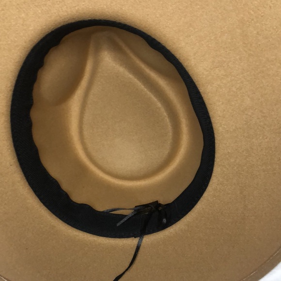 Tan colored wide brim fedora. Vegan Felt. 100% polyester. - Picture 8 of 12